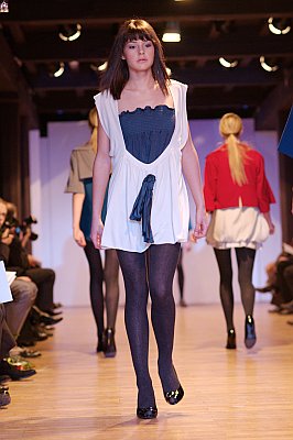 pokaz mody: Jemima Johnstone: modelka w bialej sukience