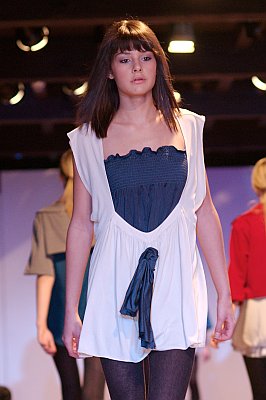 pokaz mody: Jemima Johnstone: powiększenie białej sukienki