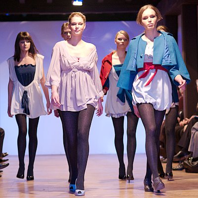pokaz mody: Jemima Johnstone: kilka modelek razem