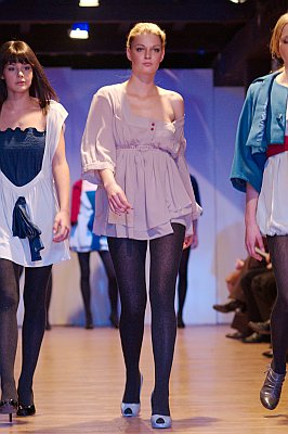 pokaz mody: Jemima Johnstone: sukienka z podwyższonym stanem