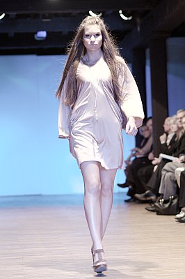 pokaz mody: Faye McAnaney: sukienka