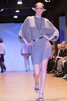 pokaz mody: Faye McAnaney: modelka w sukience z dzianiny
