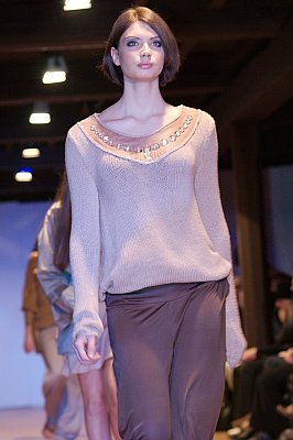 pokaz mody: Faye McAnaney: modelka w swetrku