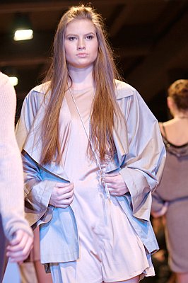 pokaz mody: Faye McAnaney: modelka w jasnym płaszczu