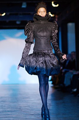 pokaz mody: Grzegorz Gonsior: modelka w czarnej sukience