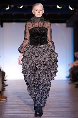 pokaz mody: Grzegorz Gonsior: suknia wieczorowa w kształcie śruby