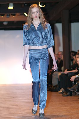 pokaz mody: Małgorzata Komorowska-Ryzińska: modelka w niebieskim komplecie z satyny