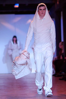 Piotr Drzymał,pokaz mody: facet w białym swetrze