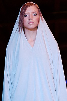 Piotr Drzymał pokaz mody: dziewczyba w swetrze na głowie