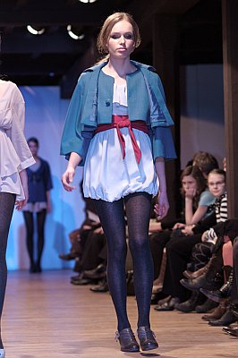pokaz mody: Jemima Johnstone: modelka w bolerko