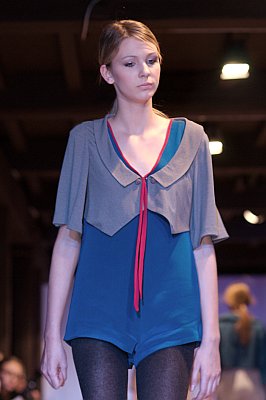 pokaz mody: Jemima Johnstone: modelka w dziwnym komplecie