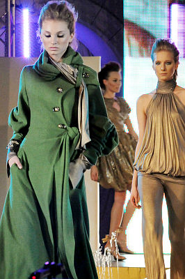pokaz mody: Eva Minge; modelka w zielonym płaszczu
