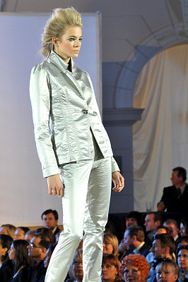 pokaz mody: Eva Minge; modelka w srebrnym garniturze