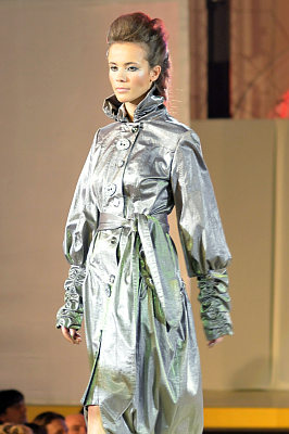 pokaz mody: Eva Minge; modelka w srebrnym płaszczu do kolan