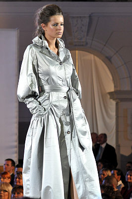 pokaz mody: Eva Minge; modelka w srebrnym, długim płaszczu