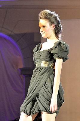 pokaz mody: eva minge, modelka w ciemnej tunice