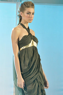 pokaz mody: Eva Minge; modelka w ciemenj tunice z odkrytymi ramionami