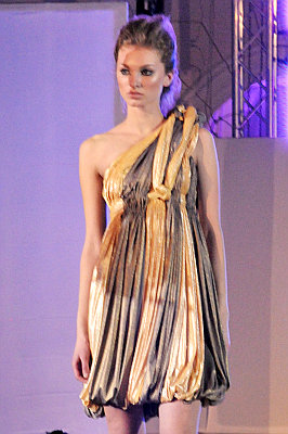 pokaz mody: Eva Minge; modelka w dwukolorowej tunice