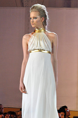 pokaz mody: Eva Minge; modelka w białej tunice