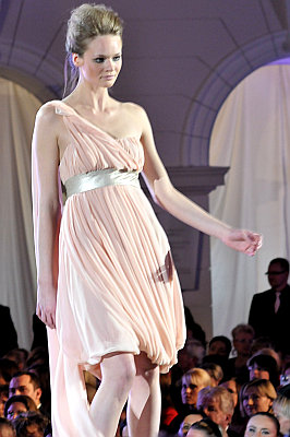 pokaz mody: Eva Minge; modelka w różowej tunice do kolan