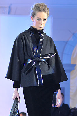 pokaz mody: Eva Minge; modelka w czarnej kurtce