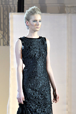 pokaz mody: Eva Minge; modelka w czarnej koronkowej sukience