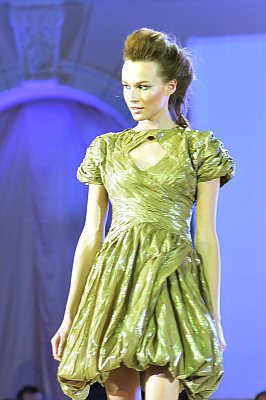 pokaz mody: Eva Minge; modelka w zielonej sukience mini