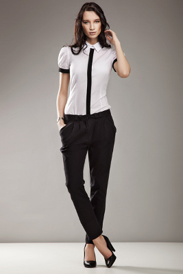 Kolekcja Nife: biała bluzka, czarne zwężone spodnie