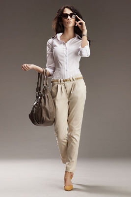 Kolekcja Nife: biała bluzka, spodnie w kolorze nude