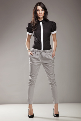 Kolekcja Nife: czarna bluzka, szare spodnie