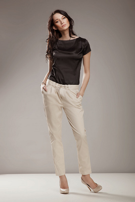 Kolekcja Nife: czarna bluzka, beżowe spodnie