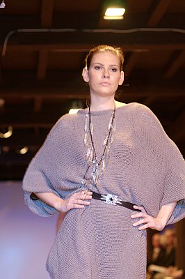 pokaz mody: Faye McAnaney: inne ujecie sukienki dzianinowej