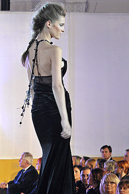 pokaz mody: Eva Minge; modelka w czarnej dlugiej sukni typu syrenka